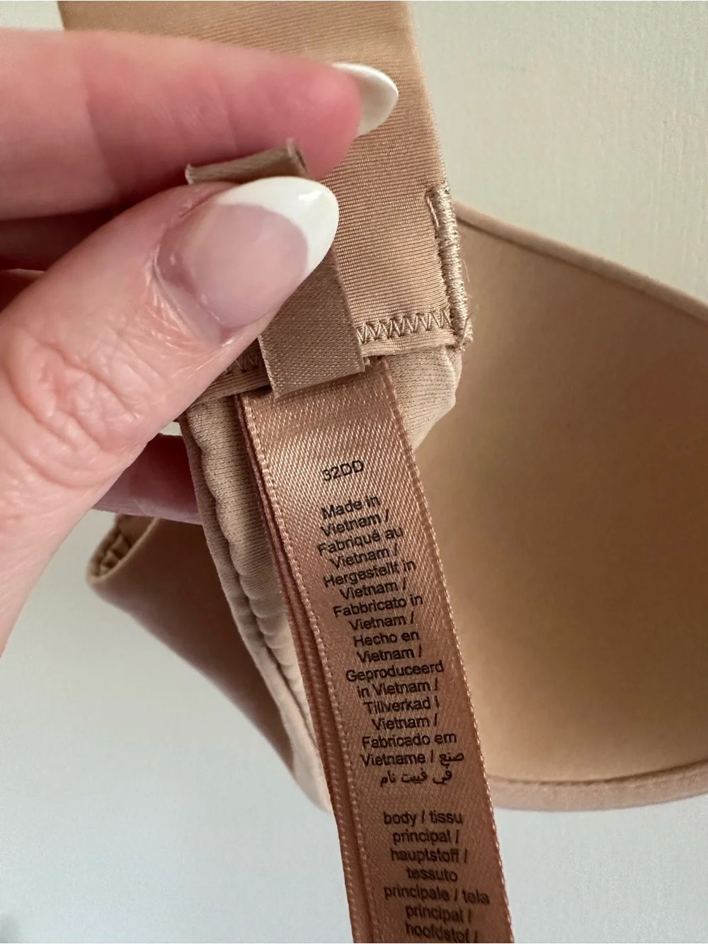 SKIMS Fits Everybody T-shirt Bra - Picture 5 of 6
